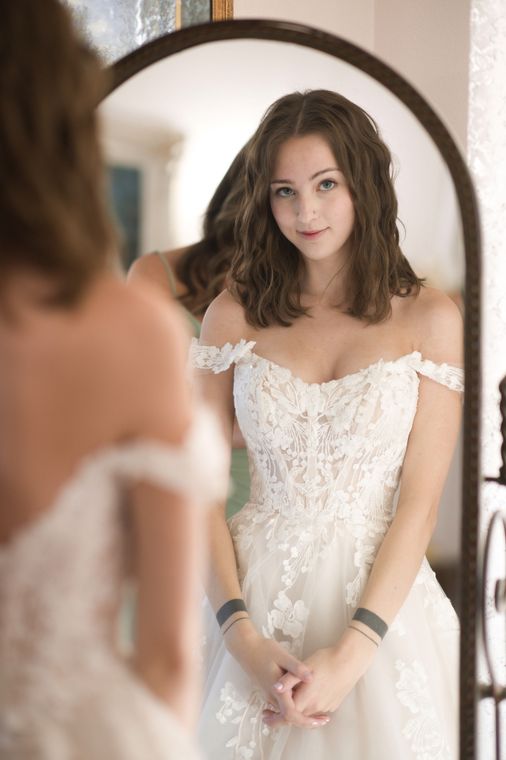 Bride's reflection in the standing mirror of the bride's room at On Collin's Pond